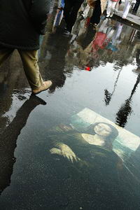 Мона Лиза на асфальте. Париж. // городской пейзаж